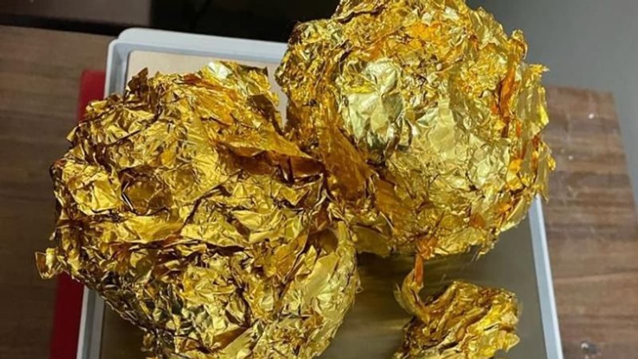 శంషాబాద్ ఎయిర్‌పోర్టులో లోదుస్తుల్లో బంగారం అక్రమ రవాణా చేస్తున్న వ్య‌క్తి అరెస్టు