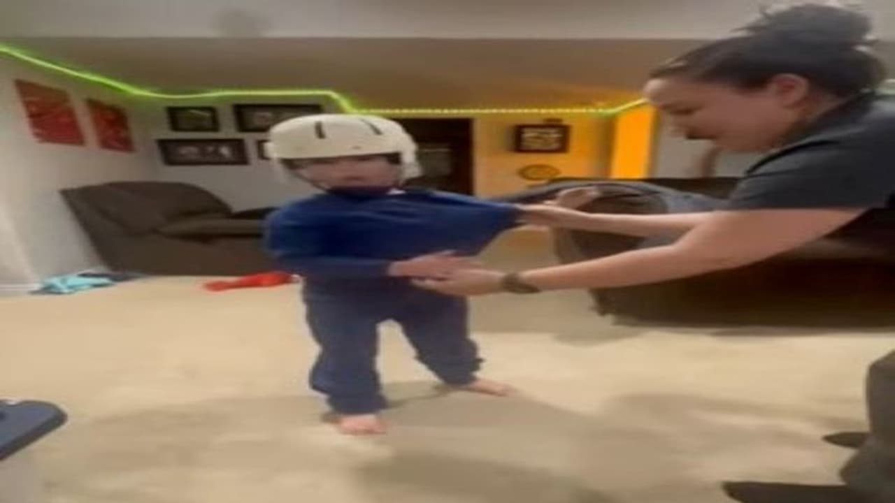 7 साल का बच्चा पहली बार अपने पैरों पर खड़े होकर कुछ कदम चला, मां का रिएक्शन आपकी आंखें कर देगा नम 7 साल का बच्चा पहली बार अपने पैरों पर खड़े होकर कुछ कदम चला, मां का रिएक्शन आपकी आंखें कर देगा नम