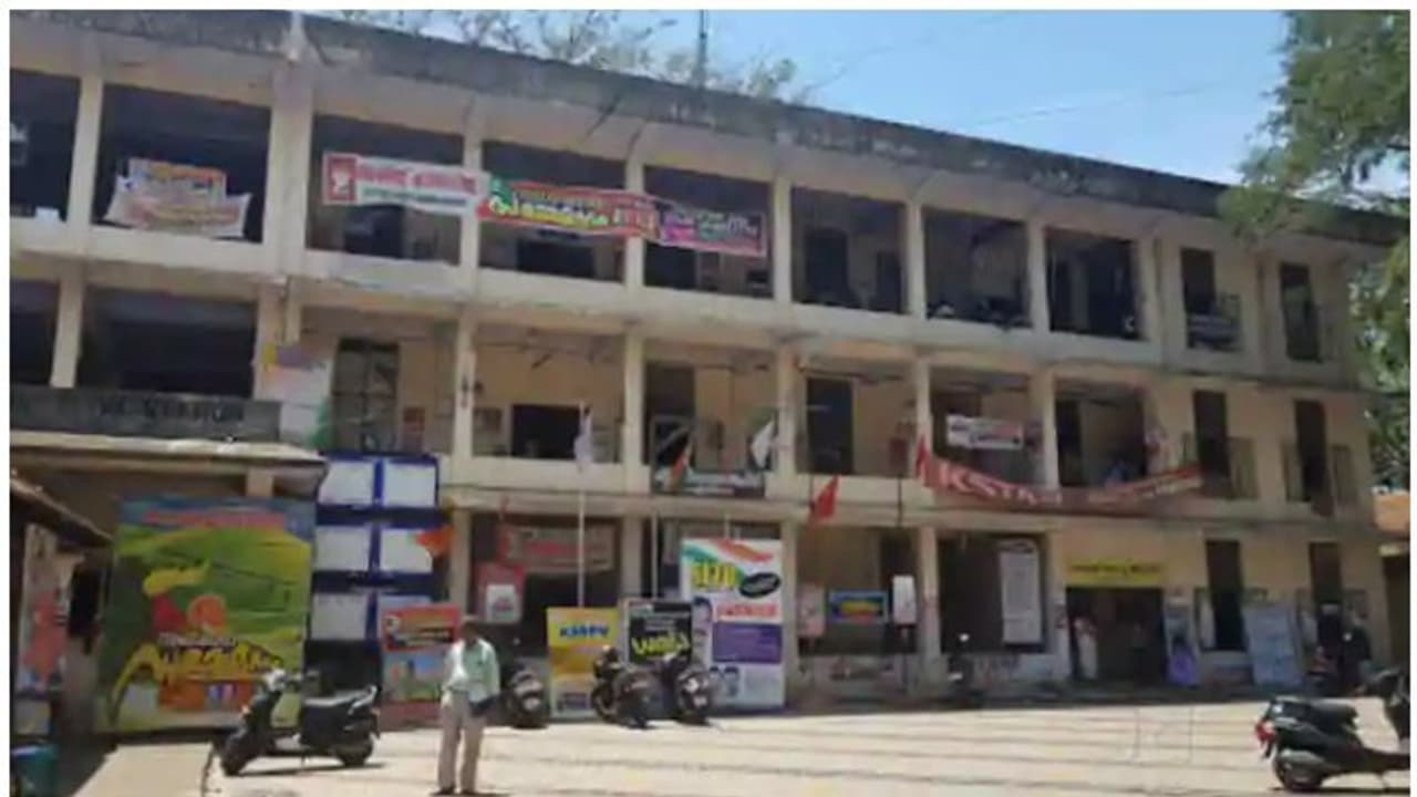 വൃദ്ധയുടെ പെൻഷൻ തുക തട്ടിയെടുത്തു, ട്രഷറി ജൂനിയർ സൂപ്രണ്ട് അറസ്റ്റിൽ വൃദ്ധയുടെ പെൻഷൻ തുക തട്ടിയെടുത്തു, ട്രഷറി ജൂനിയർ സൂപ്രണ്ട് അറസ്റ്റിൽ