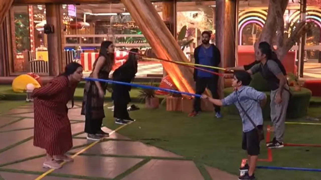 Bigg Boss 4 : നാണയ വേട്ടയിൽ നേട്ടം കൊയ്ത് ജാസ്മിനും സൂരജും; 'വിജയ ചുംബന'വുമായി പുതിയ ക്യാപ്റ്റൻ 