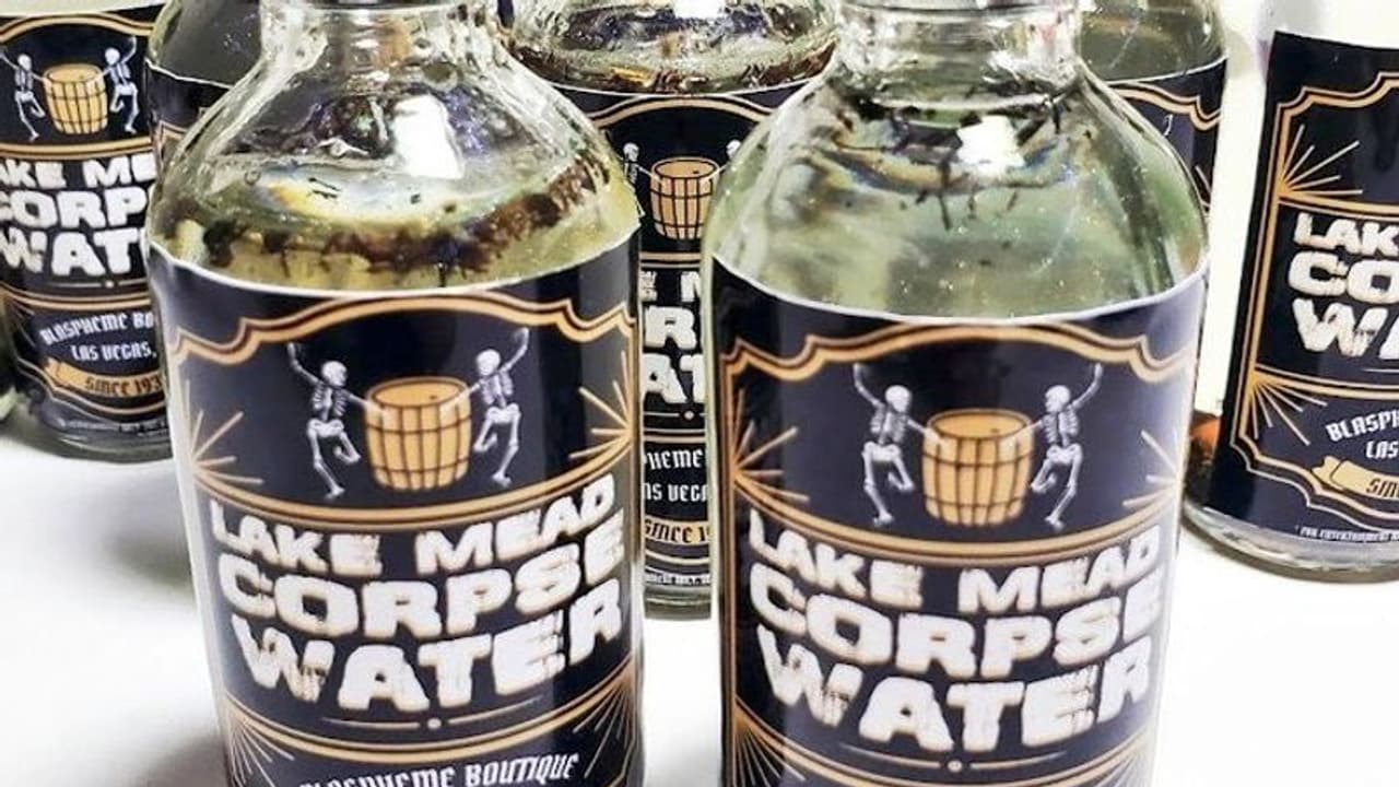 অবাককাণ্ড! আমেরিকায় প্যাকেট করে দেদার বিক্রি হচ্ছে 'মৃতদেহর জল' অবাককাণ্ড! আমেরিকায় প্যাকেট করে দেদার বিক্রি হচ্ছে 'মৃতদেহর জল'