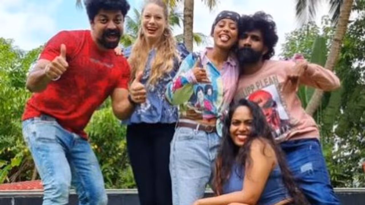 Bigg boss : 'ഇത് ഫോട്ടോഷോപ്പാണെന്ന് വിരോധികൾ പറയും' ഒത്തുകൂടി ബിഗ് ബോസ് താരങ്ങൾ Bigg boss : 'ഇത് ഫോട്ടോഷോപ്പാണെന്ന് വിരോധികൾ പറയും' ഒത്തുകൂടി ബിഗ് ബോസ് താരങ്ങൾ