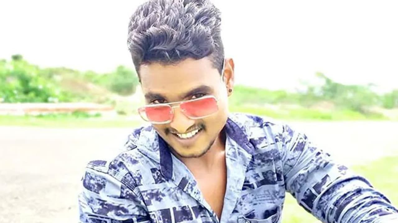 எவ்வளவு சொல்லியும் கேட்காமல் மதம் மாறி காதல்.. வாலிபரை வெட்டி கூறுப்போட்டு ஆணவக்கொலை செய்த பெண் வீட்டார்.! எவ்வளவு சொல்லியும் கேட்காமல் மதம் மாறி காதல்.. வாலிபரை வெட்டி கூறுப்போட்டு ஆணவக்கொலை செய்த பெண் வீட்டார்.!