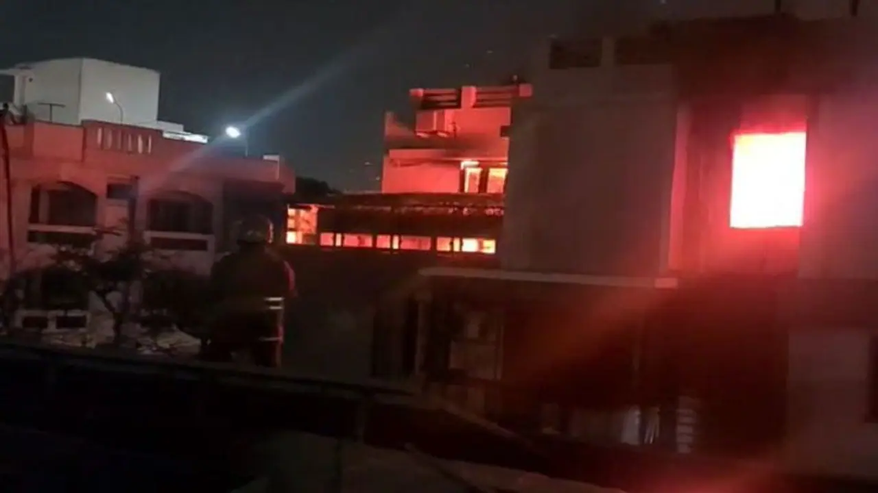 சென்னையில் அடுக்குமாடி குடியிருப்பில் பயங்கர தீ விபத்து.. உள்ளே சிக்கியவர்களின் நிலை என்ன? பரபரப்பு தகவல்.!