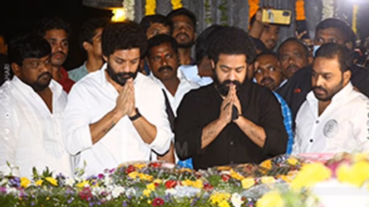 NTR Jayanthi:జూనియర్ ఎన్టీఆర్ ఎమోషనల్, సదామిమ్మల్ని స్మరించుకుంటూ.. తాతకు తారక్, కల్యాణ్ రామ్ నివాళి NTR Jayanthi:జూనియర్ ఎన్టీఆర్ ఎమోషనల్, సదామిమ్మల్ని స్మరించుకుంటూ.. తాతకు తారక్, కల్యాణ్ రామ్ నివాళి
