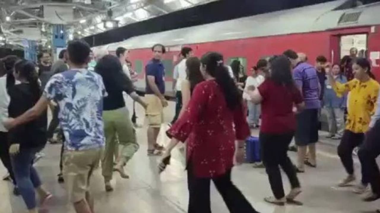 ട്രെയിൻ 20 മിനിറ്റ് നേരത്തെ, റെയിൽവേ സ്റ്റേഷനിൽ കൂട്ടംകൂടി യാത്രക്കാരുടെ ഗർബ നൃത്തം! ട്രെയിൻ 20 മിനിറ്റ് നേരത്തെ, റെയിൽവേ സ്റ്റേഷനിൽ കൂട്ടംകൂടി യാത്രക്കാരുടെ ഗർബ നൃത്തം!