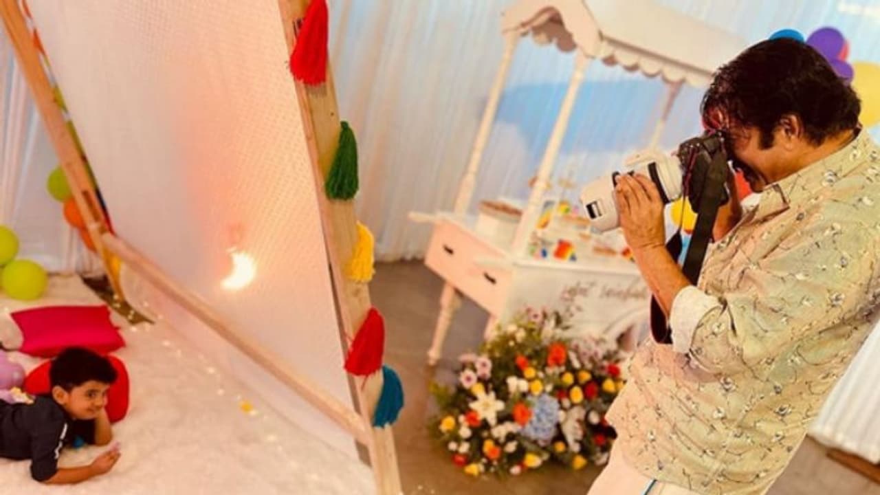 Mammootty : ഇസക്കുട്ടനെ പകര്‍ത്തുന്ന മമ്മൂട്ടി, ഫോട്ടോയെടുത്ത് കുഞ്ചാക്കോ ബോബൻ