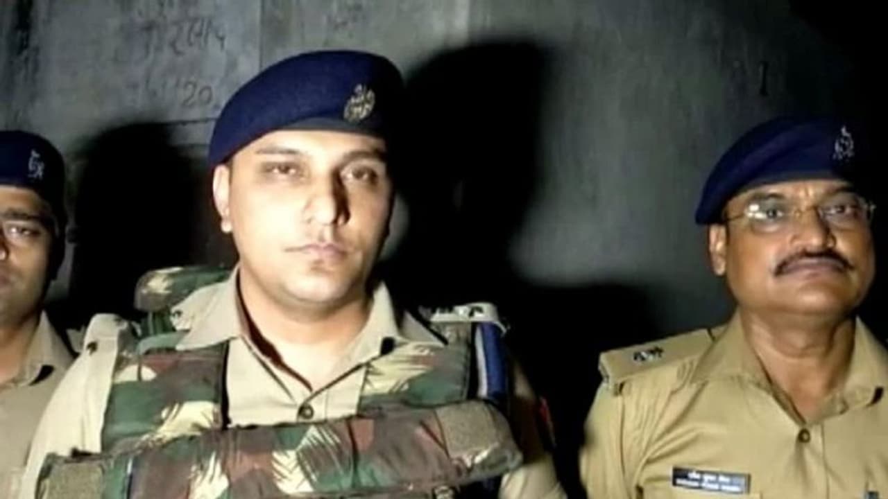 पुलिस और बदमाश के बीच फायरिंग में एसपी की बुलेटप्रूफ जैकेट में लगी गोली, जानिए आगे क्या हुआ पुलिस और बदमाश के बीच फायरिंग में एसपी की बुलेटप्रूफ जैकेट में लगी गोली, जानिए आगे क्या हुआ