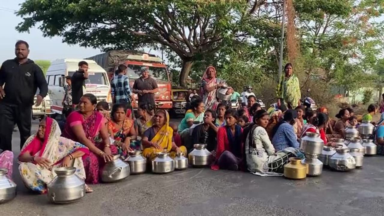 ಮಹಾರಾಷ್ಟ್ರದ ನಾಸಿಕ್‌ನಲ್ಲಿ ಒಂದು ಪಾತ್ರೆ ತುಂಬಲು 3 ತಾಸು, ವೈರಲ್ ಆಯ್ತು ನೀರಿನ ಸಂಕಷ್ಟದ ಈ ಫೋಟೋ!