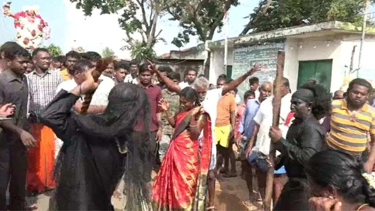 பேய் பிடித்த பெண்கள்.. விரட்டியடித்த காட்டேரி.! சூனியம் போக்கும் திருவிழா !! பேய் பிடித்த பெண்கள்.. விரட்டியடித்த காட்டேரி.! சூனியம் போக்கும் திருவிழா !!