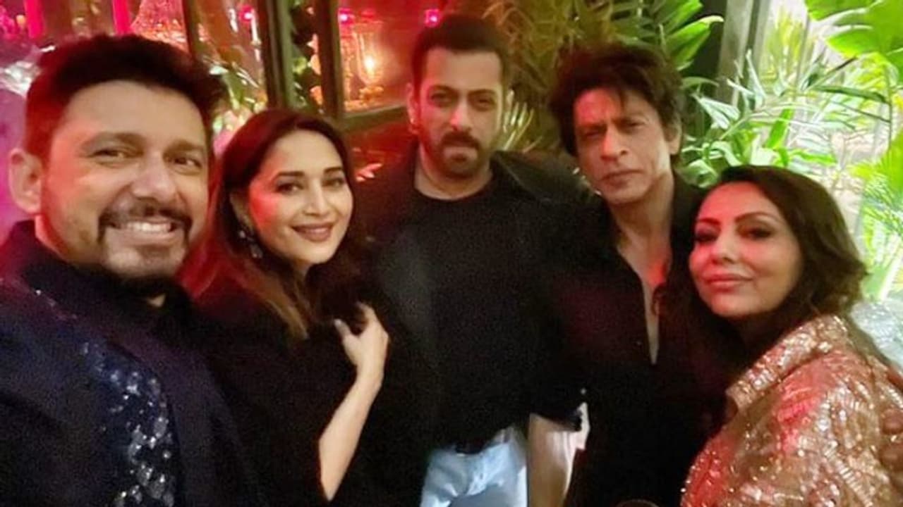 এক ফ্রেমে সল্লু শাহরুখ এর সঙ্গে মাধুরী, যেন হাম আপকে হ্যায় কউন আর দিল তো পাগল হ্যায় এর মিলন উৎসব এক ফ্রেমে সল্লু শাহরুখ এর সঙ্গে মাধুরী, যেন হাম আপকে হ্যায় কউন আর দিল তো পাগল হ্যায় এর মিলন উৎসব