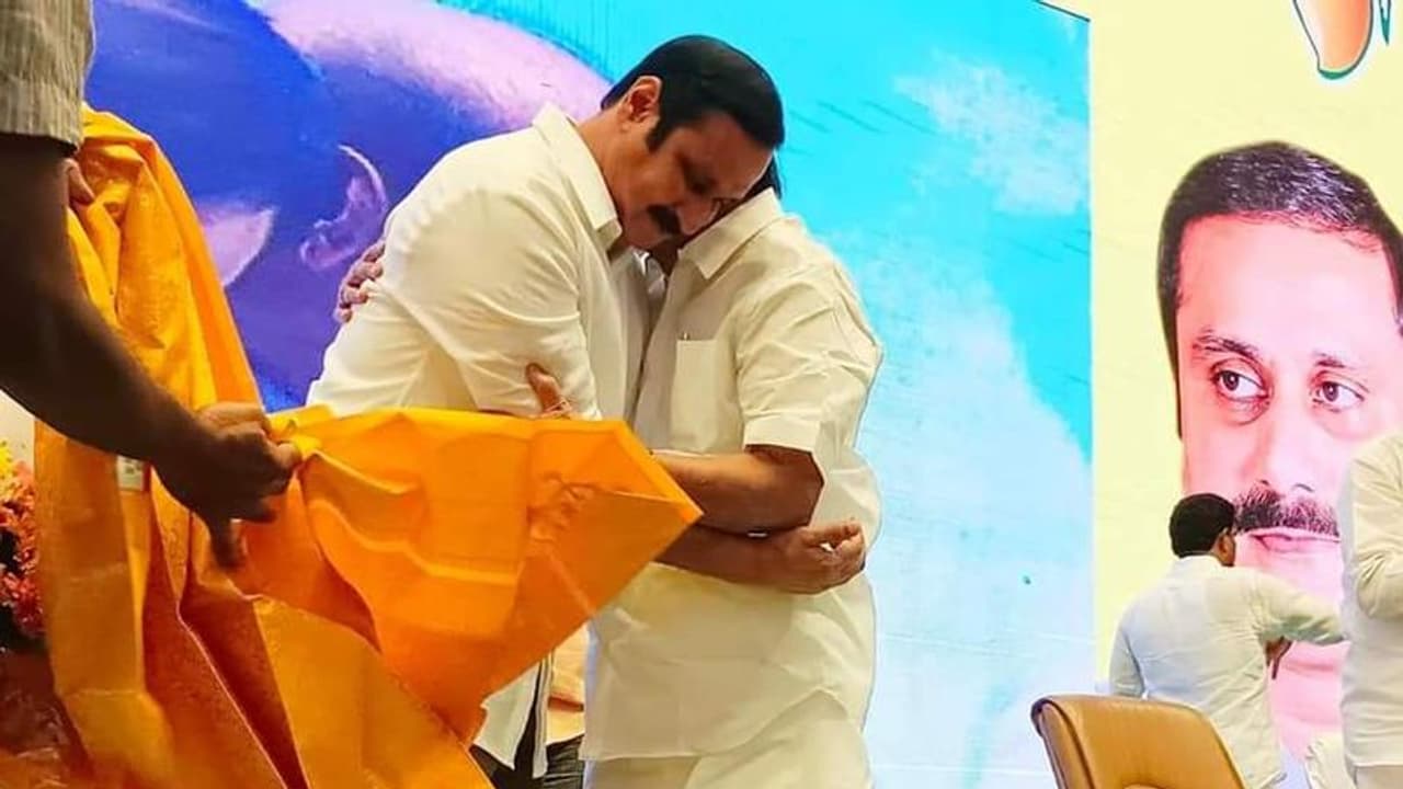 தலைவரான அன்புமணி.. மகனை கட்டித் தழுவி கண்ணீர் விட்ட ராமதாஸ்.. நெகிழ்ந்த பாட்டாளிகள். தலைவரான அன்புமணி.. மகனை கட்டித் தழுவி கண்ணீர் விட்ட ராமதாஸ்.. நெகிழ்ந்த பாட்டாளிகள்.