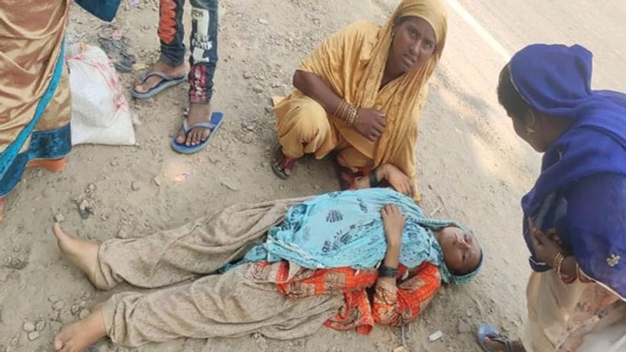 बलरामपुर महिला अस्पताल के बाहर इलाज के लिए तड़पती रही गर्भवती, दौड़ाता रहा प्रशासन बलरामपुर महिला अस्पताल के बाहर इलाज के लिए तड़पती रही गर्भवती, दौड़ाता रहा प्रशासन