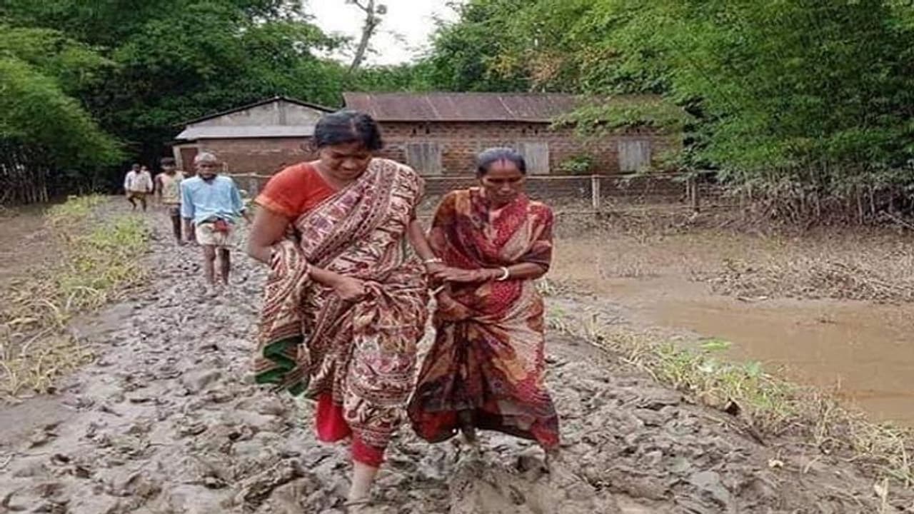 బురద, మట్టిలో నడుస్తూ.. వరద బాధితుల కష్టాలు తెలుసుకుంటూ.. ఈ తెలంగాణ ‘కీర్తి’ సేవలు హ్యాట్సాఫ్.... బురద, మట్టిలో నడుస్తూ.. వరద బాధితుల కష్టాలు తెలుసుకుంటూ.. ఈ తెలంగాణ ‘కీర్తి’ సేవలు హ్యాట్సాఫ్....