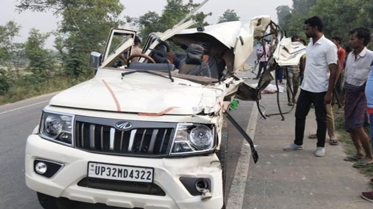 बहराइच में डीसीएम और बोलेरो के बीच हुई जोरदार टक्कर, दो लोगों की मौके पर मौत बहराइच में डीसीएम और बोलेरो के बीच हुई जोरदार टक्कर, दो लोगों की मौके पर मौत