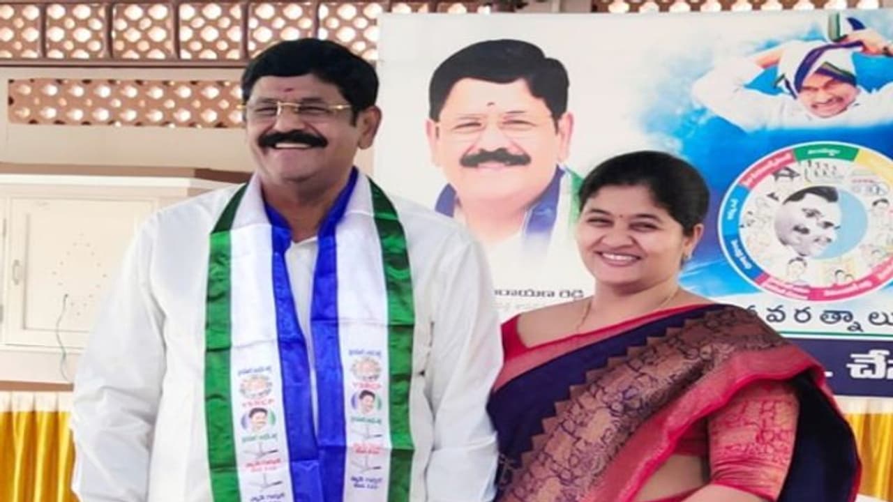 నారా లోకేష్తో వైసీపీ ఎమ్మెల్యే ఆనం రామనారాయణ కూతురు కైవల్య భేటీ.. ఆనం షాకింగ్ కామెంట్స్ నారా లోకేష్తో వైసీపీ ఎమ్మెల్యే ఆనం రామనారాయణ కూతురు కైవల్య భేటీ.. ఆనం షాకింగ్ కామెంట్స్