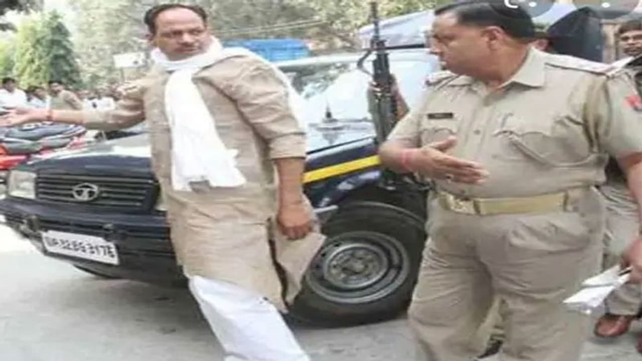 पुलिस पर कार्बाइन से ताबड़तोड़ गोलियां बरसाने वाले कुख्यात बदमाश को सजा, 42 मुकदमे दर्ज पुलिस पर कार्बाइन से ताबड़तोड़ गोलियां बरसाने वाले कुख्यात बदमाश को सजा, 42 मुकदमे दर्ज