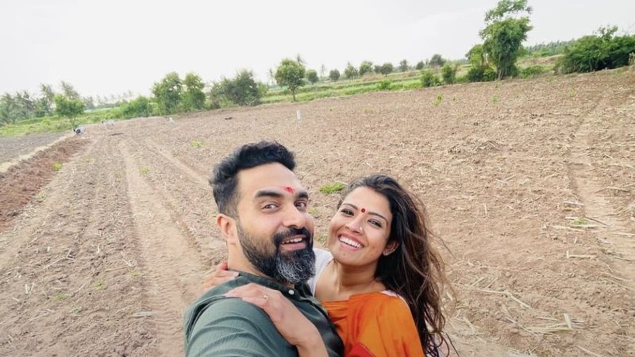 பாலாவின் முன்னாள் மனைவியுடன் நெருக்கம் காட்டும் பிரபல இசையமைப்பாளர்... இணையத்தில் தீயாய் பரவும் போட்டோஸ் பாலாவின் முன்னாள் மனைவியுடன் நெருக்கம் காட்டும் பிரபல இசையமைப்பாளர்... இணையத்தில் தீயாய் பரவும் போட்டோஸ்