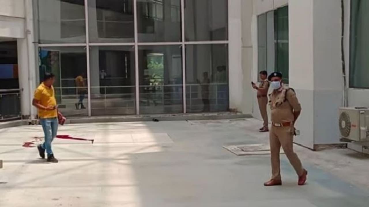 ऋषिकेश: MBBS स्टूडेंट ने मेडिकल कॉलेज की 6वीं मंजिल से लगा दी मौत की छलांग ऋषिकेश: MBBS स्टूडेंट ने मेडिकल कॉलेज की 6वीं मंजिल से लगा दी मौत की छलांग