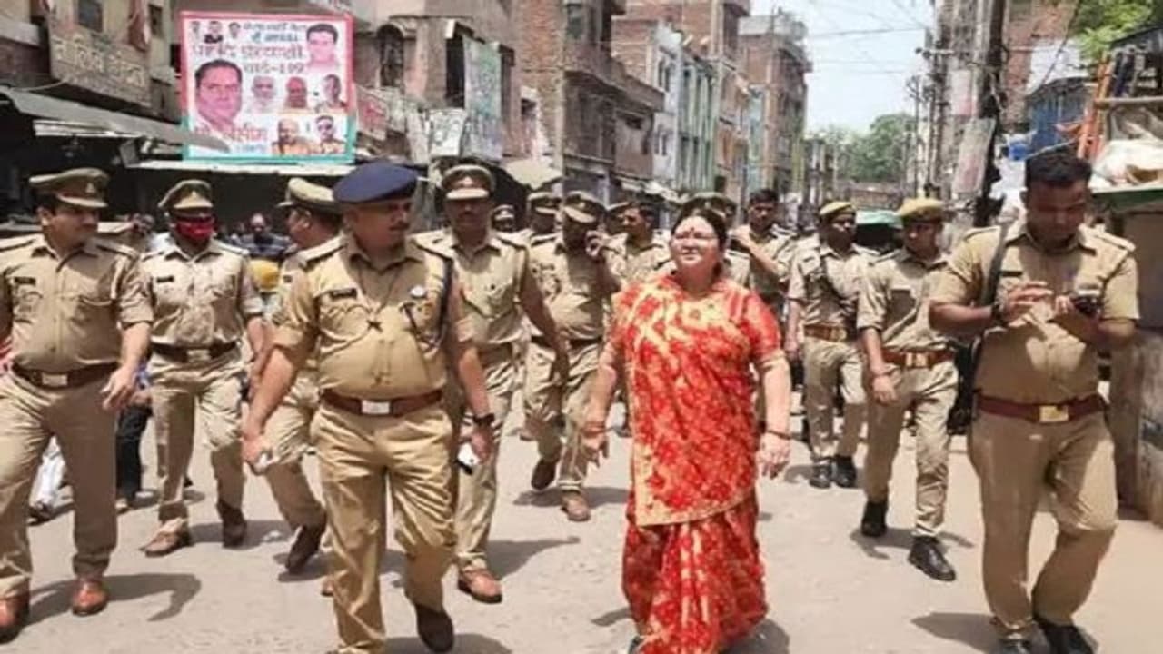 महापौर ने 4 थानों की फोर्स के साथ जाना मंदिरों का हाल, मुस्लिम क्षेत्रों में मूर्ति गायब तो कहीं अवैध कब्जा महापौर ने 4 थानों की फोर्स के साथ जाना मंदिरों का हाल, मुस्लिम क्षेत्रों में मूर्ति गायब तो कहीं अवैध कब्जा