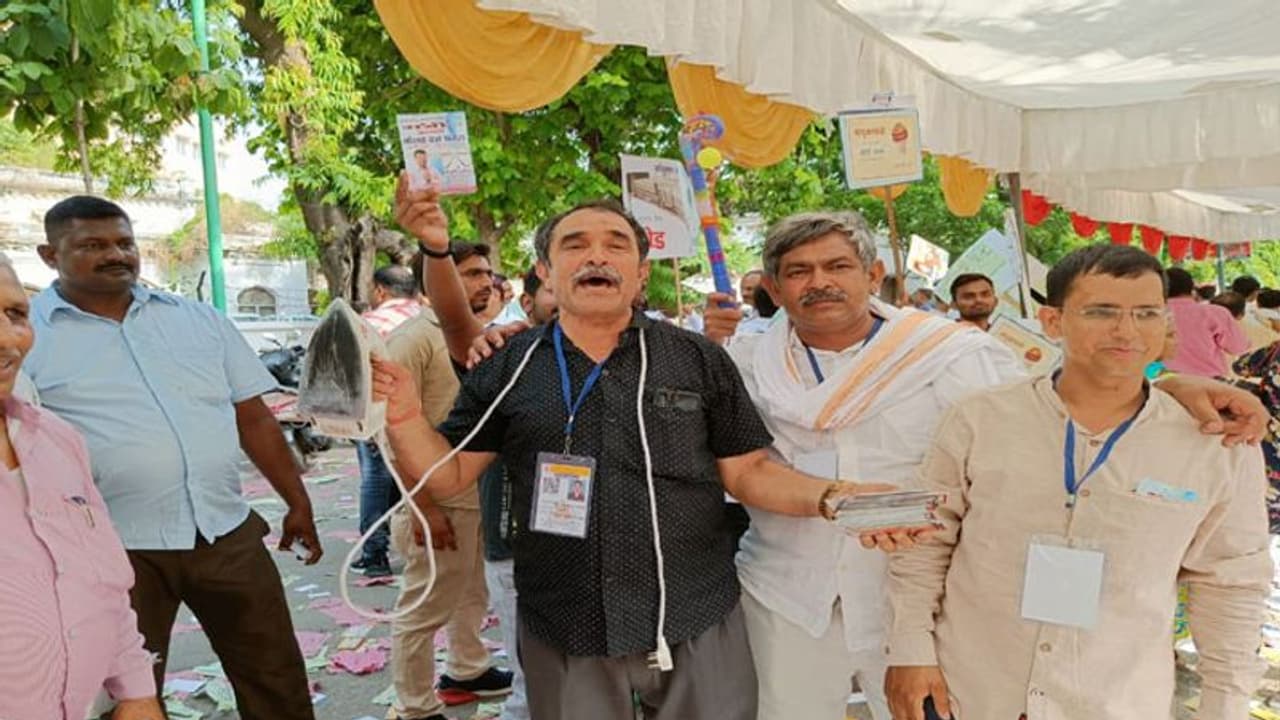 लखनऊ केजीएमयू कर्मचारी परिषद चुनाव, अध्यक्ष पद पर विकास सिंह का जीतना लगभग तय! लखनऊ केजीएमयू कर्मचारी परिषद चुनाव, अध्यक्ष पद पर विकास सिंह का जीतना लगभग तय!