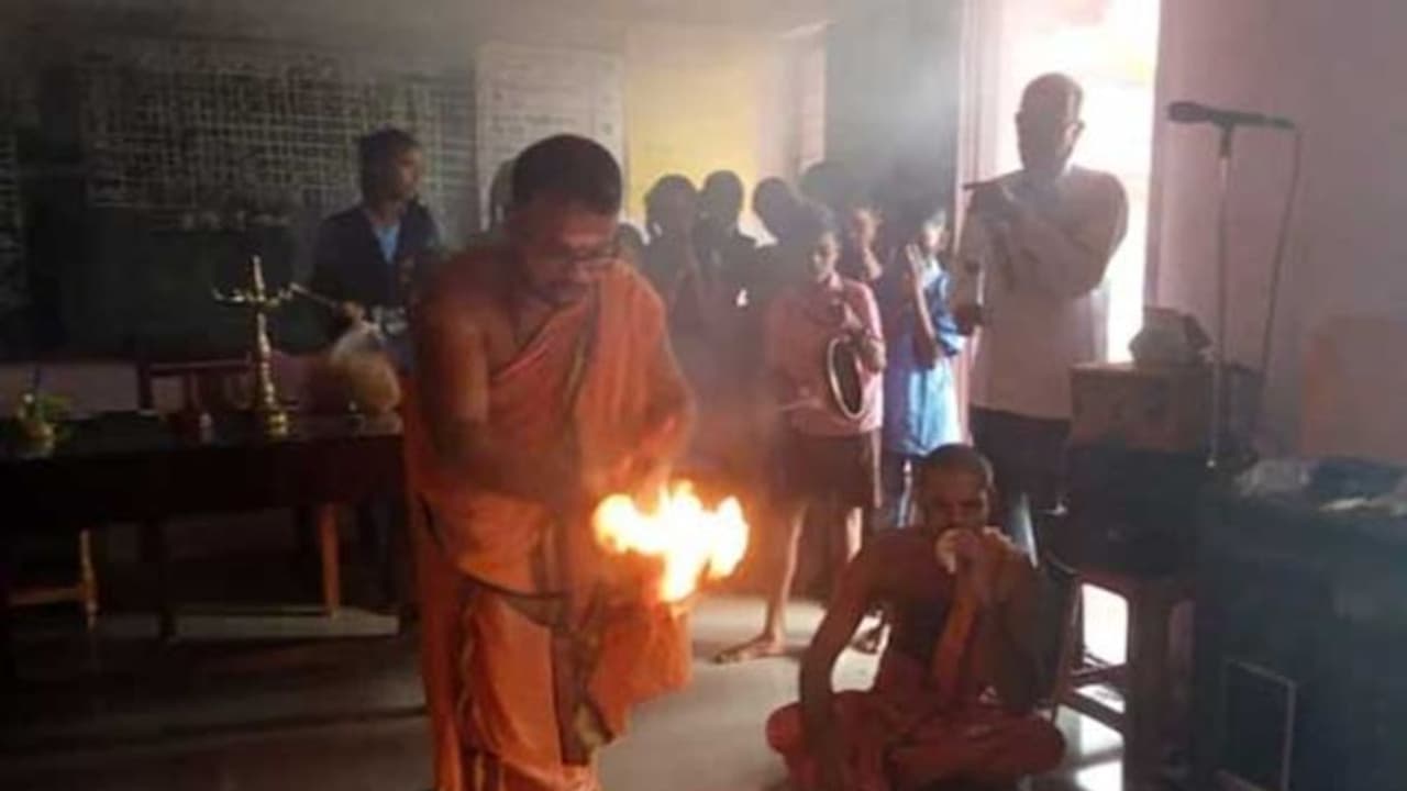 സ്കൂൾ തുറക്കലിന് മുമ്പ് ഗണപതിപൂജ, വിവാദം, അന്വേഷണം തുടങ്ങി കർണാടക വിദ്യാഭ്യാസ വകുപ്പ് സ്കൂൾ തുറക്കലിന് മുമ്പ് ഗണപതിപൂജ, വിവാദം, അന്വേഷണം തുടങ്ങി കർണാടക വിദ്യാഭ്യാസ വകുപ്പ്