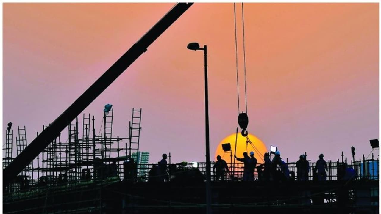 Midday Break Qatar : ഖത്തറില് തുറസ്സായ സ്ഥലങ്ങളിലെ പകല് ജോലിക്ക് നിയന്ത്രണം ഏര്പ്പെടുത്തും Midday Break Qatar : ഖത്തറില് തുറസ്സായ സ്ഥലങ്ങളിലെ പകല് ജോലിക്ക് നിയന്ത്രണം ഏര്പ്പെടുത്തും