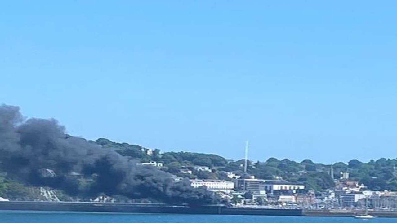 यूके में 7.5 मिलियन डॉलर का सुपर याच धू धू कर लगा जलने, 8 हजार लीटर ईंधन से बेकाबू हुई आग यूके में 7.5 मिलियन डॉलर का सुपर याच धू धू कर लगा जलने, 8 हजार लीटर ईंधन से बेकाबू हुई आग