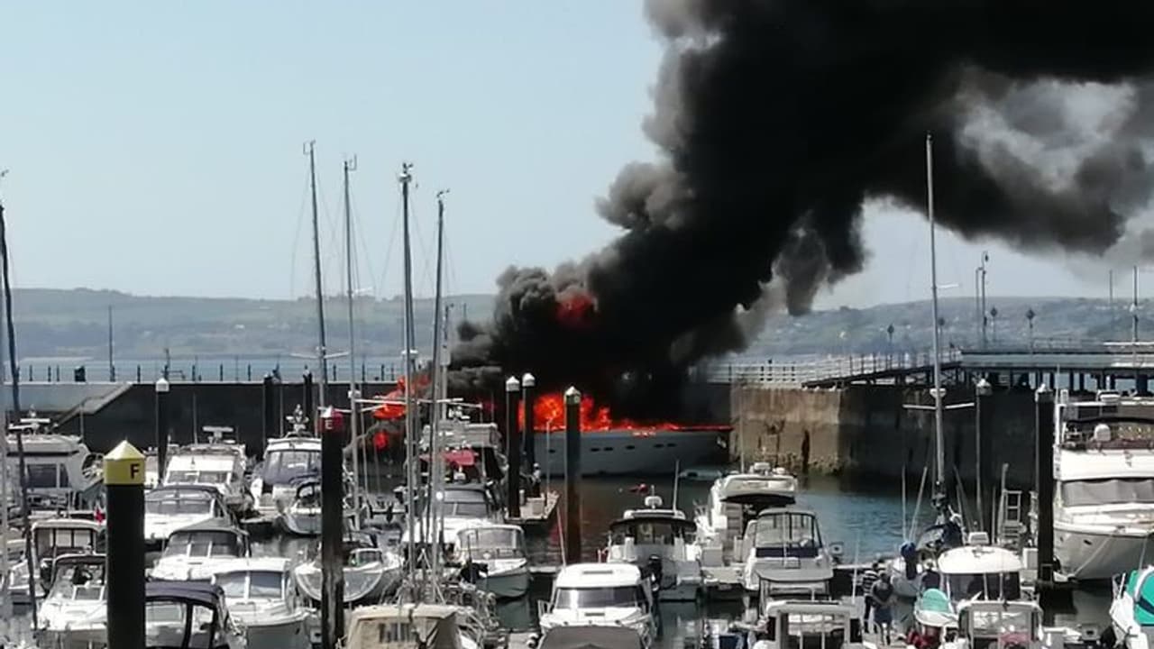 లగ్జరీ సూపర్యాచ్లో భారీ అగ్ని ప్రమాదం.. యూకేలో ఘటన.. వీడియో వైరల్ లగ్జరీ సూపర్యాచ్లో భారీ అగ్ని ప్రమాదం.. యూకేలో ఘటన.. వీడియో వైరల్