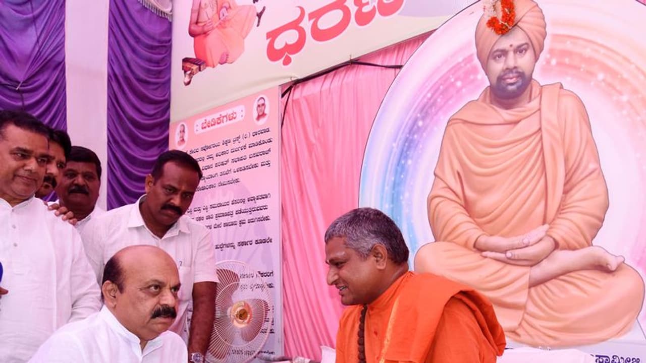 ವಾಲ್ಮೀಕಿ ಶ್ರೀ ಭೇಟಿಯಾದ ಸಿಎಂ ಬೊಮ್ಮಾಯಿ: ಮೀಸಲಿನ ವಾಸ್ತವ ಸ್ಥಿತಿ ಮಾಹಿತಿ! ವಾಲ್ಮೀಕಿ ಶ್ರೀ ಭೇಟಿಯಾದ ಸಿಎಂ ಬೊಮ್ಮಾಯಿ: ಮೀಸಲಿನ ವಾಸ್ತವ ಸ್ಥಿತಿ ಮಾಹಿತಿ!