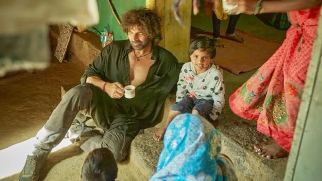 अक्षय कुमार को फटेहाल जमीन पर बैठे देख उड़े सभी के होश, जानें क्या है इस फोटो के पीछे की सच्चाई अक्षय कुमार को फटेहाल जमीन पर बैठे देख उड़े सभी के होश, जानें क्या है इस फोटो के पीछे की सच्चाई