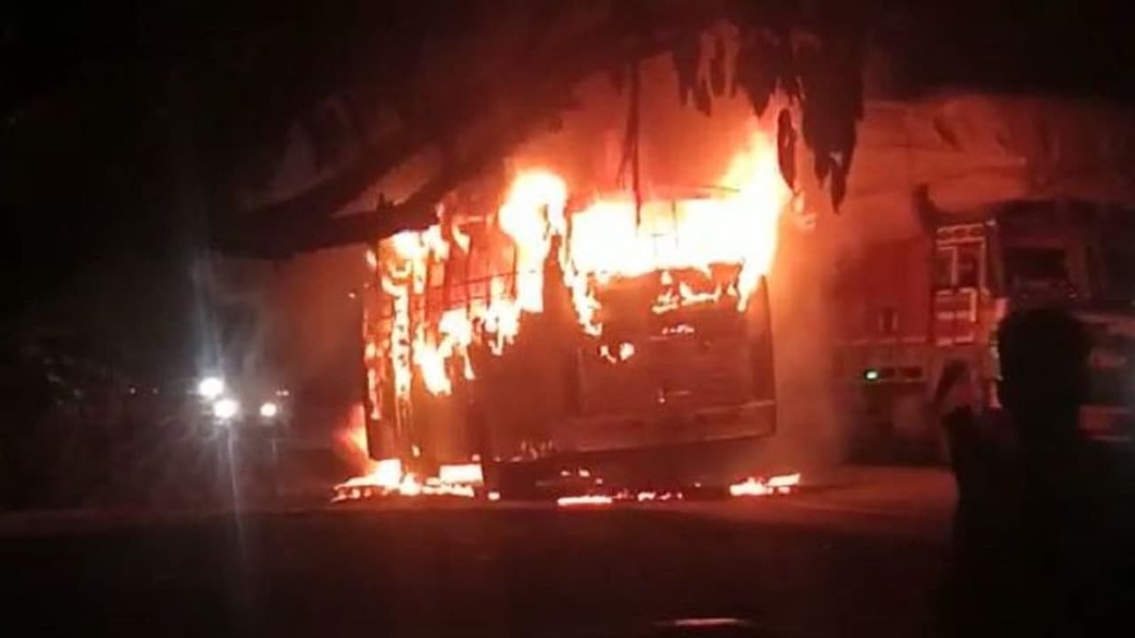 हरदोई में बाइक और बरातियों से भरी बस की जोरदार भिड़ंत से लगी आग, एक युवक की मौके पर हुई मौत हरदोई में बाइक और बरातियों से भरी बस की जोरदार भिड़ंत से लगी आग, एक युवक की मौके पर हुई मौत