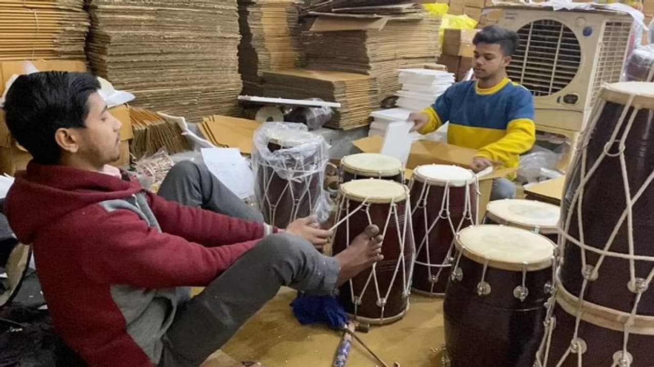 ढोलक निर्माण का गढ़ है यूपी का अमरोहा, 7 हजार लोग करते हैं काम, दूसरे देशों में भी है काफी मांग ढोलक निर्माण का गढ़ है यूपी का अमरोहा, 7 हजार लोग करते हैं काम, दूसरे देशों में भी है काफी मांग