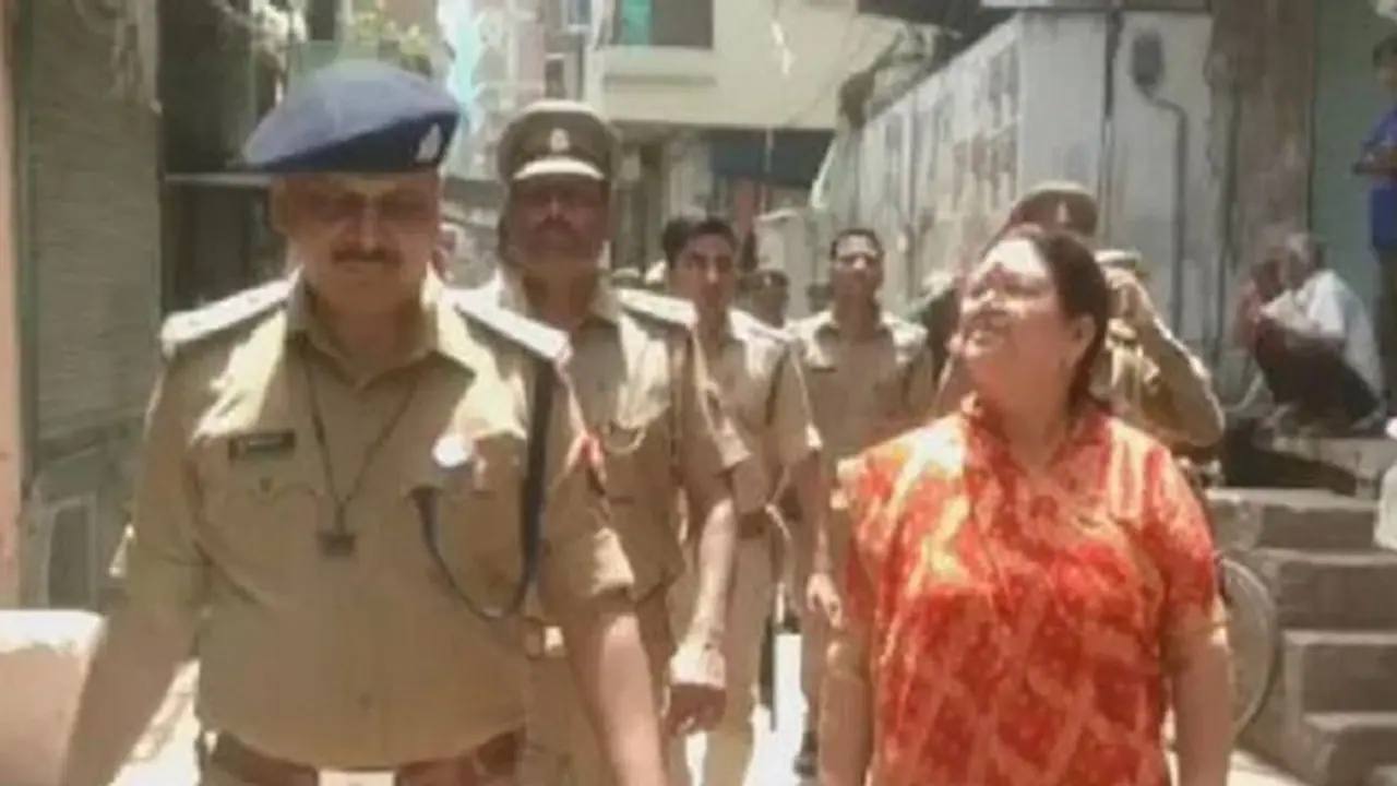 124 ಮಂದಿರಗಳ ಅಕ್ರಮ ಒತ್ತುವರಿ: ದೇಗುಲಗಳ ಮೇಲೆ ಬಿರಿಯಾನಿ ಅಂಗಡಿ, ಕಾನ್ಪುರ ಮೇಯರ್ ಶಾಕಿಂಗ್ ಹೇಳಿಕೆ! 124 ಮಂದಿರಗಳ ಅಕ್ರಮ ಒತ್ತುವರಿ: ದೇಗುಲಗಳ ಮೇಲೆ ಬಿರಿಯಾನಿ ಅಂಗಡಿ, ಕಾನ್ಪುರ ಮೇಯರ್ ಶಾಕಿಂಗ್ ಹೇಳಿಕೆ!