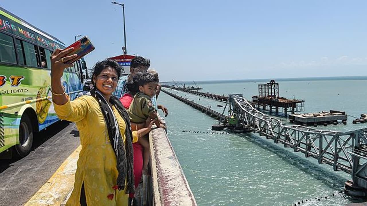 ৫৬০ কোটি টাকায় ইঞ্জিনিয়ারিং বিস্ময়, ডিসেম্বরের মধ্যে চালু হচ্ছে রামেশ্বরমের পামবান সেঁতু ৫৬০ কোটি টাকায় ইঞ্জিনিয়ারিং বিস্ময়, ডিসেম্বরের মধ্যে চালু হচ্ছে রামেশ্বরমের পামবান সেঁতু