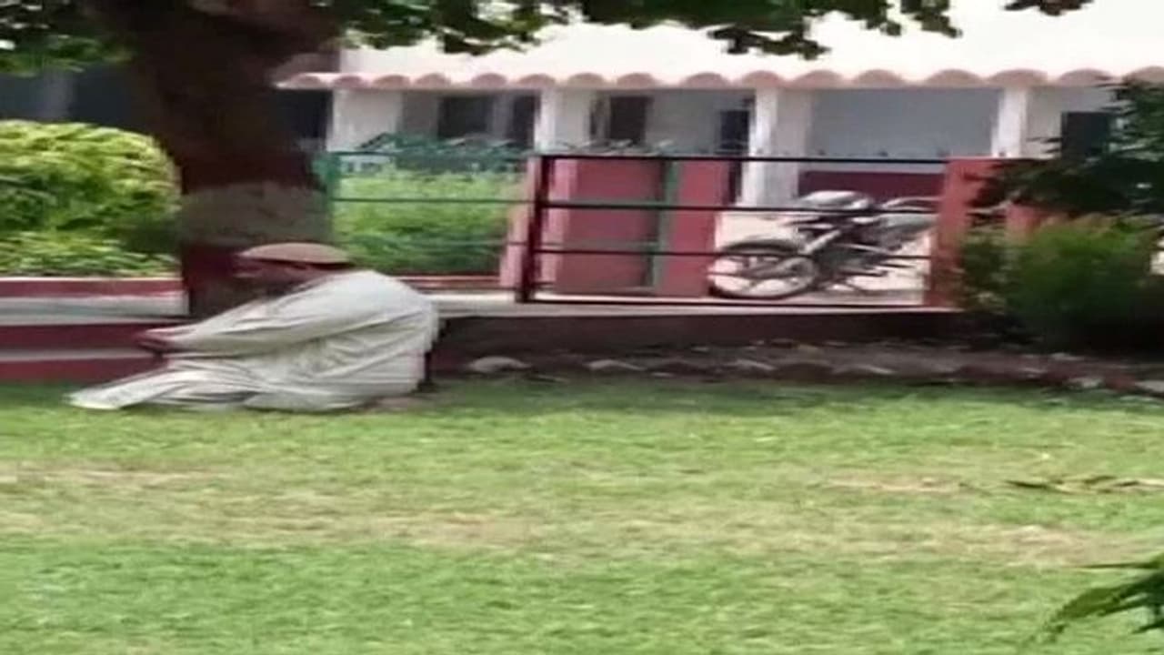 अलीगढ़ के कॉलेज में नमाज पढ़ते शिक्षक का वीडियो हुआ वायरल, कमेटी गठित कर रिपोर्ट के आधार पर होगी कार्रवाई अलीगढ़ के कॉलेज में नमाज पढ़ते शिक्षक का वीडियो हुआ वायरल, कमेटी गठित कर रिपोर्ट के आधार पर होगी कार्रवाई
