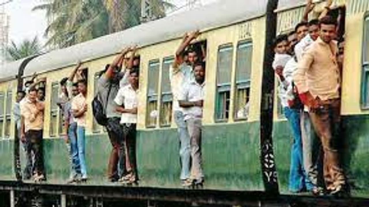 ரயில் படிக்கட்டுகளில் தொங்கியபடி பயணம்.. 3 ஆண்டுகளில் 8 லட்சம் அபராதம் .. 2,219 பேர் மீது வழக்கு பதிவு ரயில் படிக்கட்டுகளில் தொங்கியபடி பயணம்.. 3 ஆண்டுகளில் 8 லட்சம் அபராதம் .. 2,219 பேர் மீது வழக்கு பதிவு