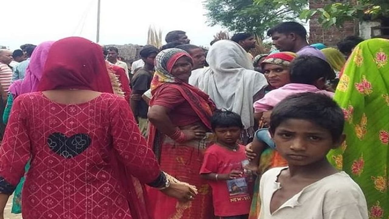 बहराइच में तेंदुए के हमले से बालक की हुई मौत, आक्रोशित ग्रामीणों ने वन रक्षक का किया ऐसा हाल बहराइच में तेंदुए के हमले से बालक की हुई मौत, आक्रोशित ग्रामीणों ने वन रक्षक का किया ऐसा हाल