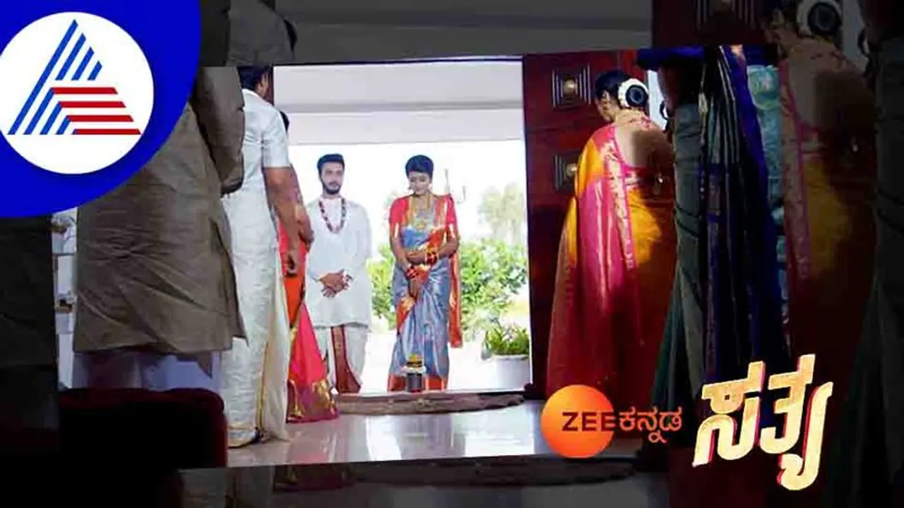 Sathya Serial: ಫುಟ್ಬಾಲ್ ತರ ಸೇರಕ್ಕಿ ಒದ್ದಳಲ್ಲಾ ಸತ್ಯಾ, ಮದುಮಗಳು ಸೇರಕ್ಕಿ ಒದೆಯೋದ್ಯಾಕೆ? Sathya Serial: ಫುಟ್ಬಾಲ್ ತರ ಸೇರಕ್ಕಿ ಒದ್ದಳಲ್ಲಾ ಸತ್ಯಾ, ಮದುಮಗಳು ಸೇರಕ್ಕಿ ಒದೆಯೋದ್ಯಾಕೆ?