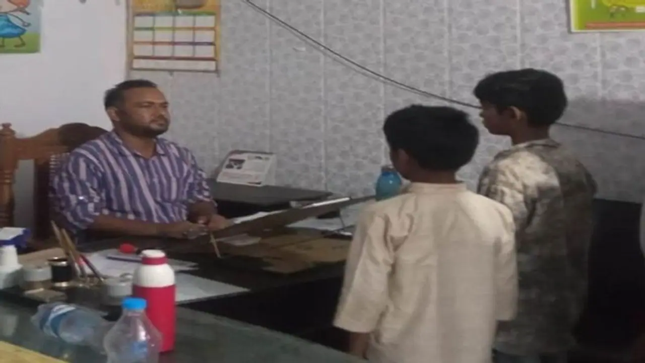 मदरसे के बच्चों ने सुनाई दर्दभरी दास्तां, कहा मामूली बात पर लाठी से पीटते थे मौलवी और शिक्षक भी देते थे धमकी मदरसे के बच्चों ने सुनाई दर्दभरी दास्तां, कहा मामूली बात पर लाठी से पीटते थे मौलवी और शिक्षक भी देते थे धमकी