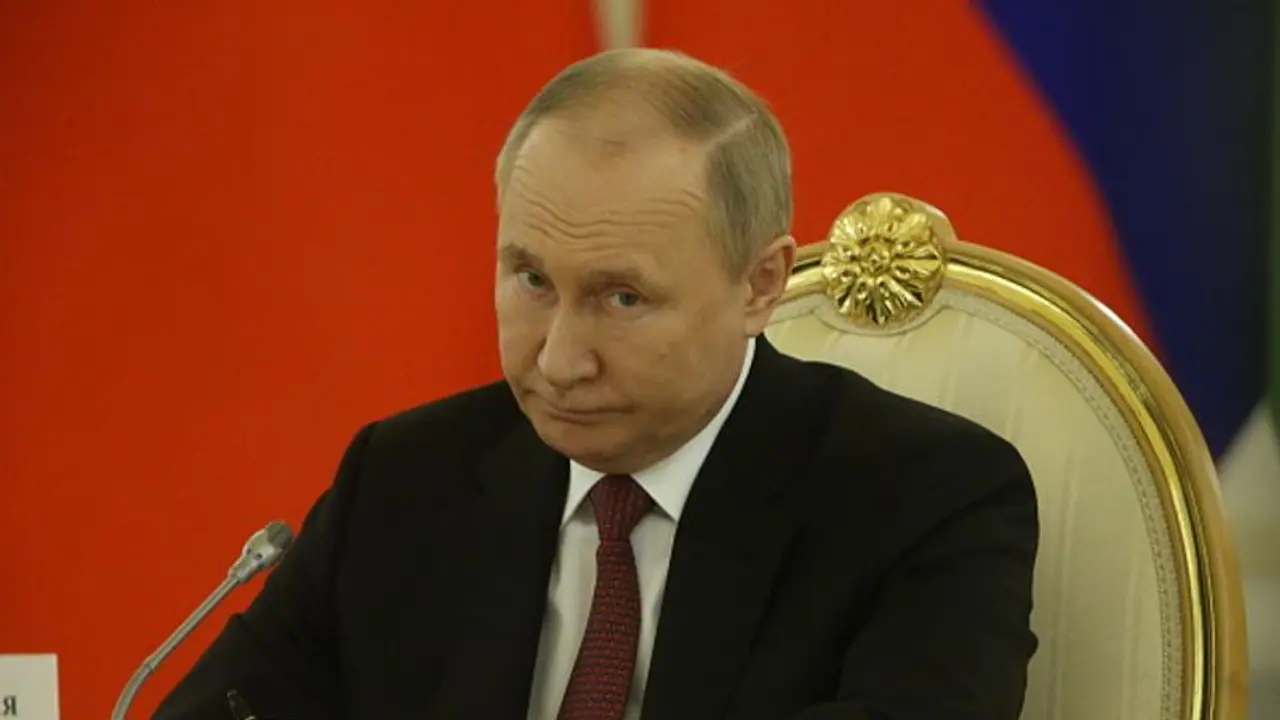 ആരോഗ്യസ്ഥിതി ആരും പുറത്തറിയരുത്; പുടിന്റെ മലവും മൂത്രവും ശേഖരിക്കാൻ പ്രത്യേക ഉദ്യോഗസ്ഥനുണ്ടെന്ന് റിപ്പോർട്ട് ആരോഗ്യസ്ഥിതി ആരും പുറത്തറിയരുത്; പുടിന്റെ മലവും മൂത്രവും ശേഖരിക്കാൻ പ്രത്യേക ഉദ്യോഗസ്ഥനുണ്ടെന്ന് റിപ്പോർട്ട്