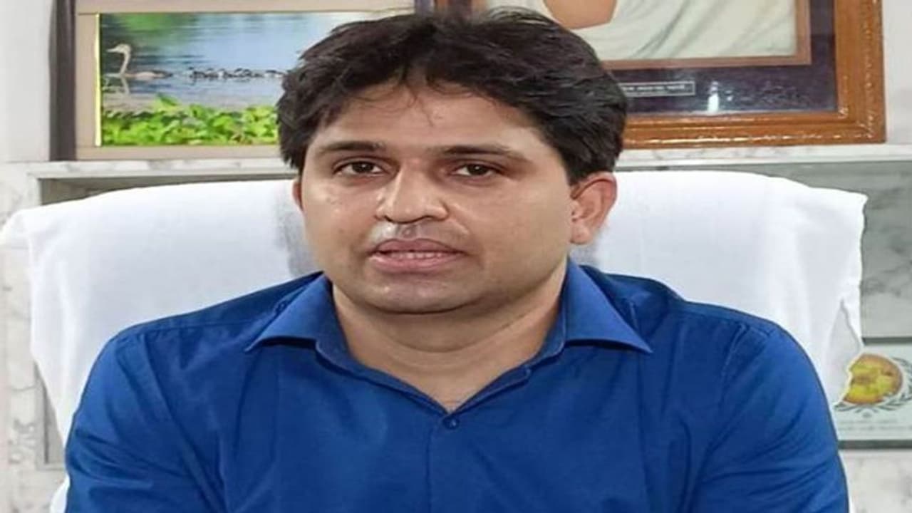 गोरखपुर डीएम ने 69 सचिव व आठ एडीओ पंचायत का वेतन रोका, जानें पूरा मामला गोरखपुर डीएम ने 69 सचिव व आठ एडीओ पंचायत का वेतन रोका, जानें पूरा मामला