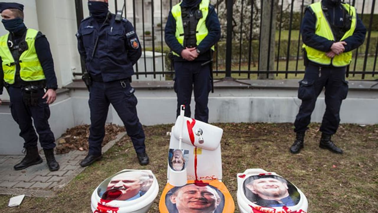 पुतिन के साथ वॉशरूम भी साथ जाते हैं बॉडीगार्ड, पेशाब पॉटी फ्लश नहीं करते, एक खास बैग में रखकर रूस भेज देते हैं पुतिन के साथ वॉशरूम भी साथ जाते हैं बॉडीगार्ड, पेशाब पॉटी फ्लश नहीं करते, एक खास बैग में रखकर रूस भेज देते हैं