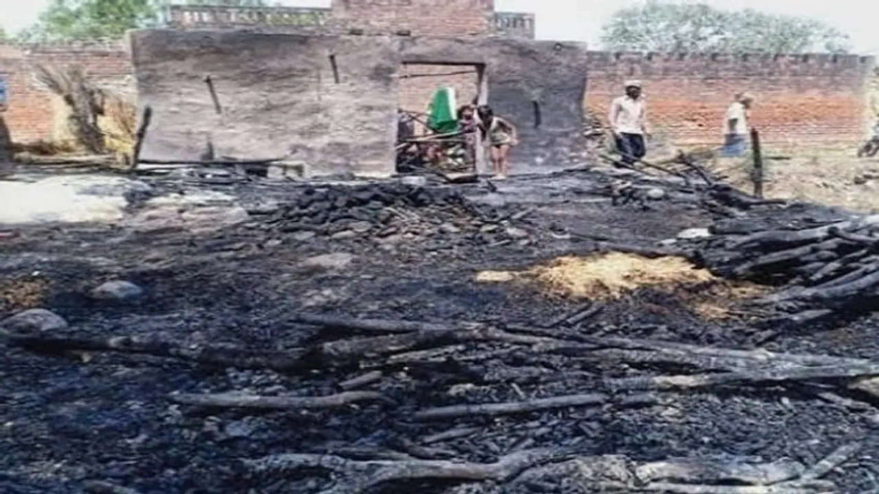देवरिया में शॉर्ट सर्किट से अचानक झोपड़ी में लगी आग, लाखों का सामान जलकर हुआ खाक देवरिया में शॉर्ट सर्किट से अचानक झोपड़ी में लगी आग, लाखों का सामान जलकर हुआ खाक