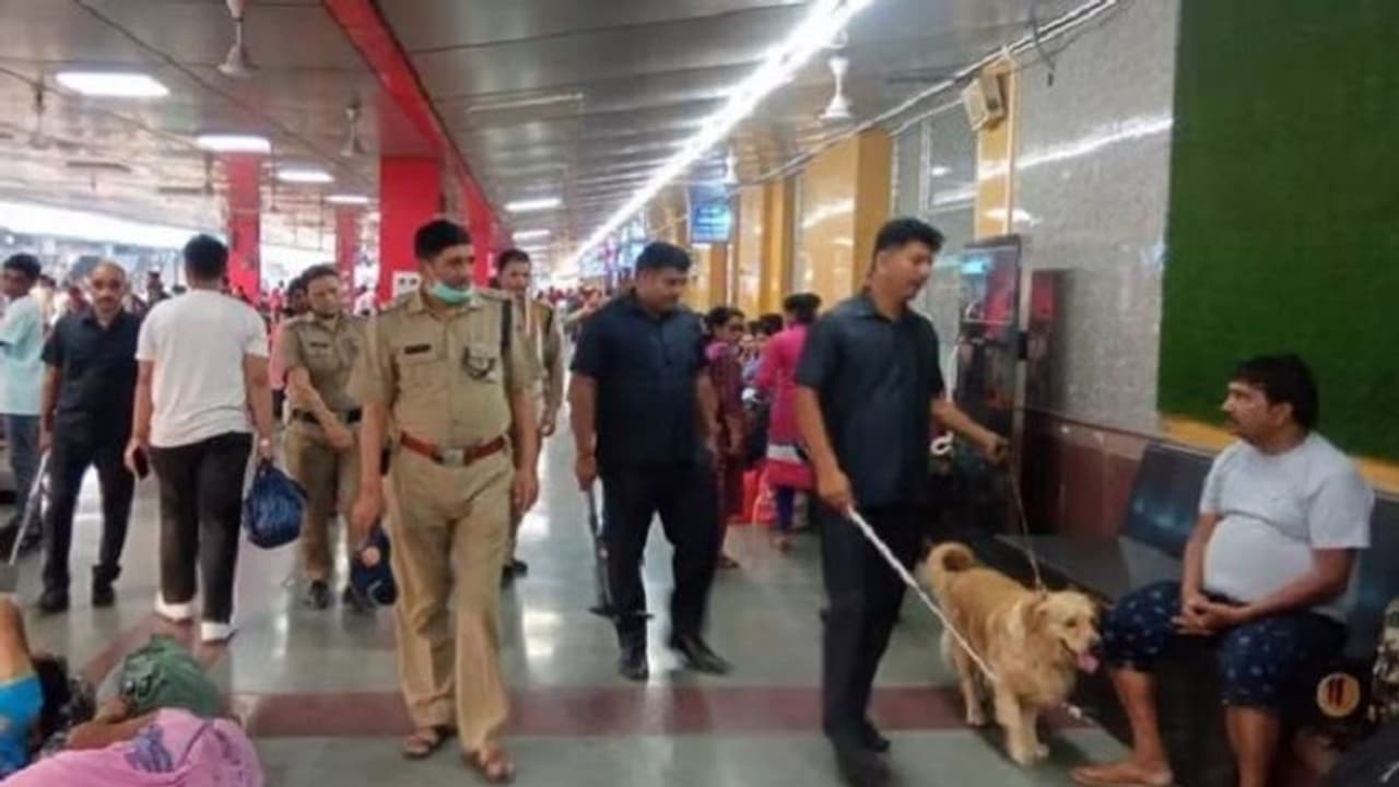 हरिद्वार में सोमवती अमावस्या स्नान को लेकर रेलवे स्टेशन पर चला चेकिंग अभियान, यात्रियों की हुई तलाशी हरिद्वार में सोमवती अमावस्या स्नान को लेकर रेलवे स्टेशन पर चला चेकिंग अभियान, यात्रियों की हुई तलाशी