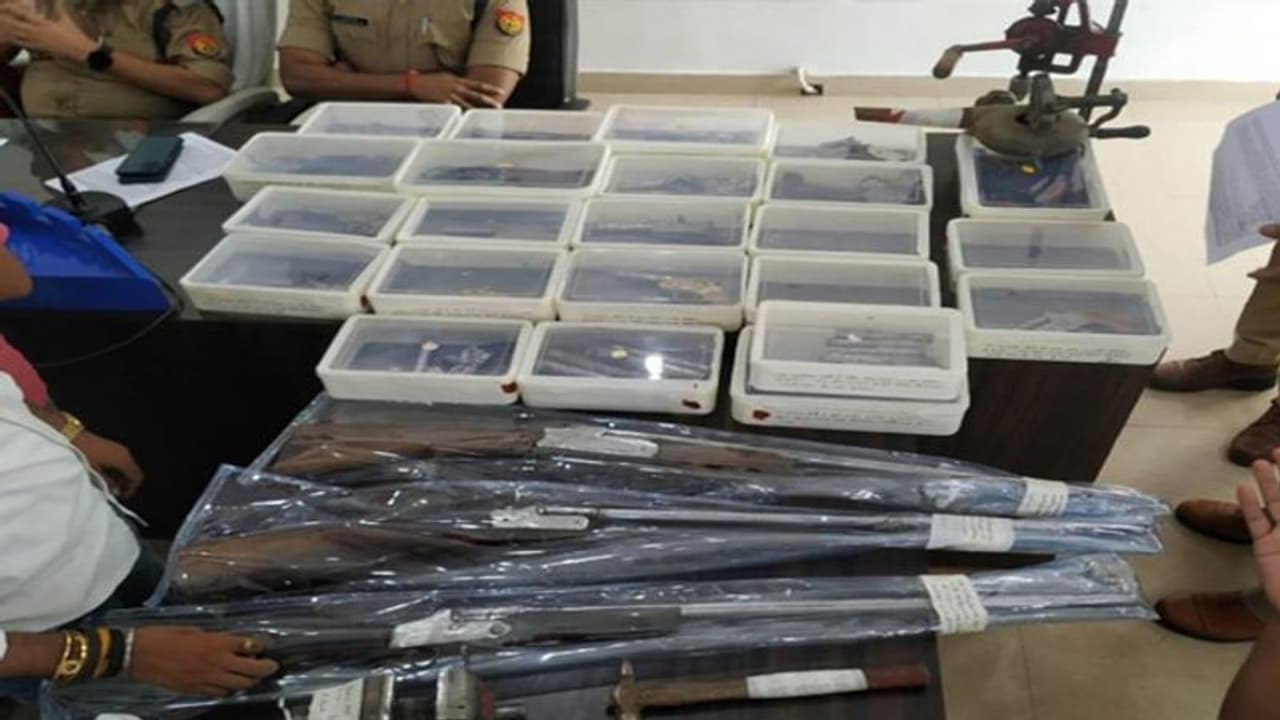 आम के बाग में चल रहा था दहशत फैलाने का काम, पुलिस ने किया भंडाफोड़