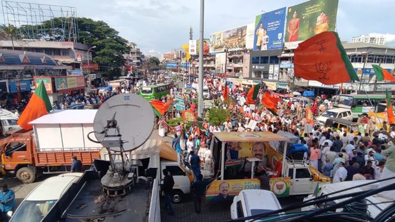 തൃക്കാക്കര: മണ്ഡലത്തിന് പുറത്തുള്ള നേതാക്കളും രാഷ്ട്രീയ പ്രവര്‍ത്തകരും തിരിച്ചു പോകണമെന്ന് നിർദേശം 
