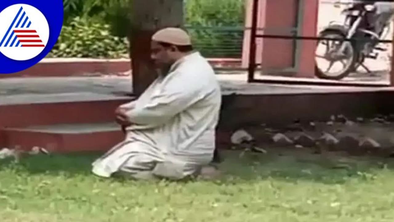 ಅಲಿಗಢ ಕಾಲೇಜು ಕ್ಯಾಂಪಸ್ ನಲ್ಲಿ ಶಿಕ್ಷಕನ ನಮಾಜ್, ಕ್ರಮ ಕೈಗೊಳ್ಳುವಂತೆ ಆಗ್ರಹಿಸಿದ ಯುವ ಬಿಜೆಪಿ!