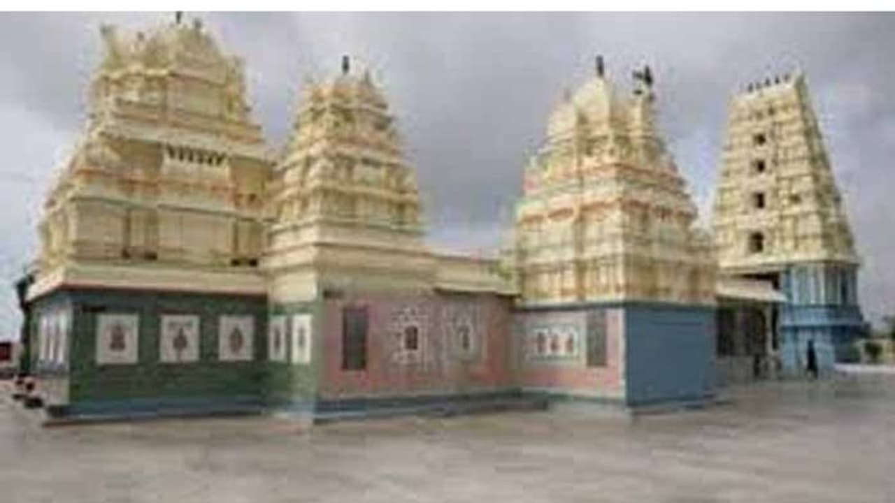 మేళ్లచెరువు శివాలయంలో పూజారుల మధ్య గొడవ: డబ్బుల కోసం ఘర్షణ మేళ్లచెరువు శివాలయంలో పూజారుల మధ్య గొడవ: డబ్బుల కోసం ఘర్షణ