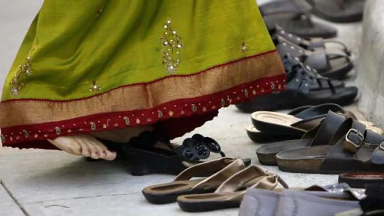 Shani Jayanti 2022: शनिवार को जूते चप्पल चोरी होना क्यों मानते हैं शुभ? ये है इस मान्यता से जुड़ी खास बातें 